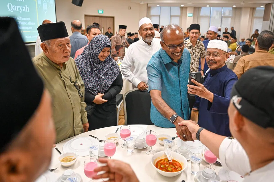 Menteri (Ehwal Dalam Negeri merangkap Undang-Undang), Encik K. Shanmugam (kedua dari kanan) bersama Pengerusi Masjid Khalid, Encik Alla’udin Mohamed (tiga dari kanan) dan Menteri Negara (Ehwal Dalam Negeri merangkap Pembangunan Negara), Profesor Madya Dr Muhammad Faishal Ibrahim (belakang) menyertai majlis berbuka puasa di Masjid Khalid pada 25 Mac.
