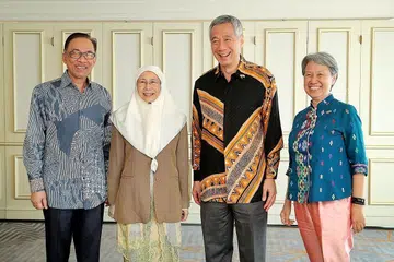 UNJUNGAN MESRA: Perdana Menteri Lee Hsien Loong dan isteri Cik Ho Ching bergambar dengan Ketua Umum Parti Keadilan Rakyat, Datuk Seri Anwar Ibrahim dan isteri, Timbalan Perdana Menteri Datin Seri Wan Azizah Wan Ismail, semasa mengadakan pertemuan di Kuala Lumpur, semalam. - Foto MCI