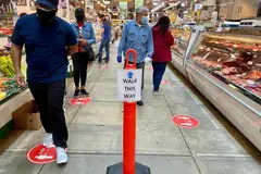 BERHATI-HATI: Orang ramai memakai pelitup semasa mengunjungi sebuah pasar, Eastern Market, di Washington DC, Amerika Syarikat, semalam.
