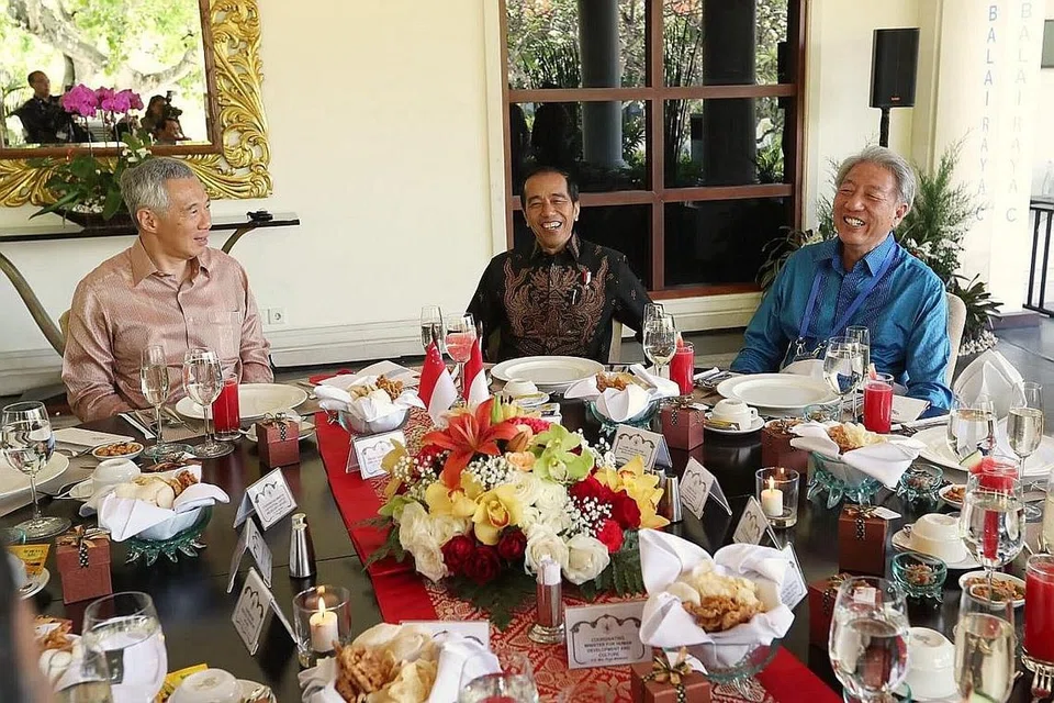 SANTAI: Selepas mengadakan perbincangan di sebelah pagi (dari kiri) Perdana Menteri Lee Hsien Loong, Presiden Joko Widodo dan Timbalan Perdana Menteri Teo Chee Hean berehat seketika sambil menikmati jamuan tengah hari. - Foto MCI