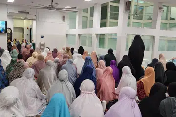 Jemaah Muslimah di Masjid Ar-Raudhah juga tidak mahu ketinggalan menunaikan solat tarawih pertama, berlangsung pada malam Sabtu, 1 Mac 2025. 