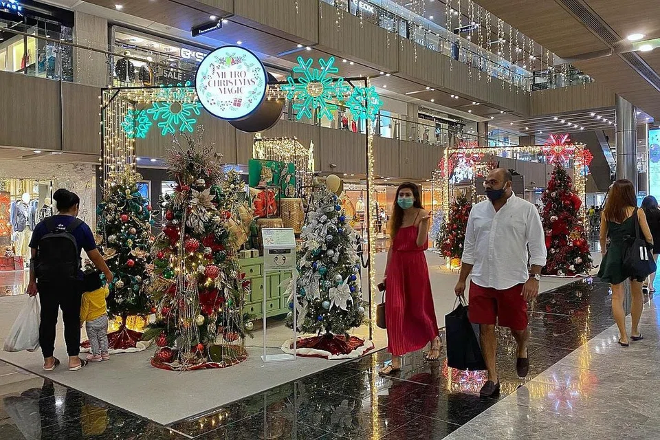 TETAP MERIAH: Orang ramai mengunjungi dan melanggani pusat beli-belah di sekitar Orchard Road sempena Krismas semalam. - Foto BH oleh CHONG JUN LIANG