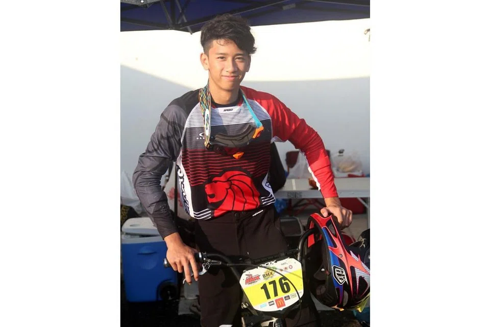 BINA KEYAKINAN: Walau menghidap disleksia, Encik Mas Ridzwan berkata sukan lumba basikal BMX memberinya ruang membina keyakinan diri sehingga beliau beberapa kali menyertai pertandingan di luar negara. - Foto ihsan MAS RIDZWAN MOHAMMAD