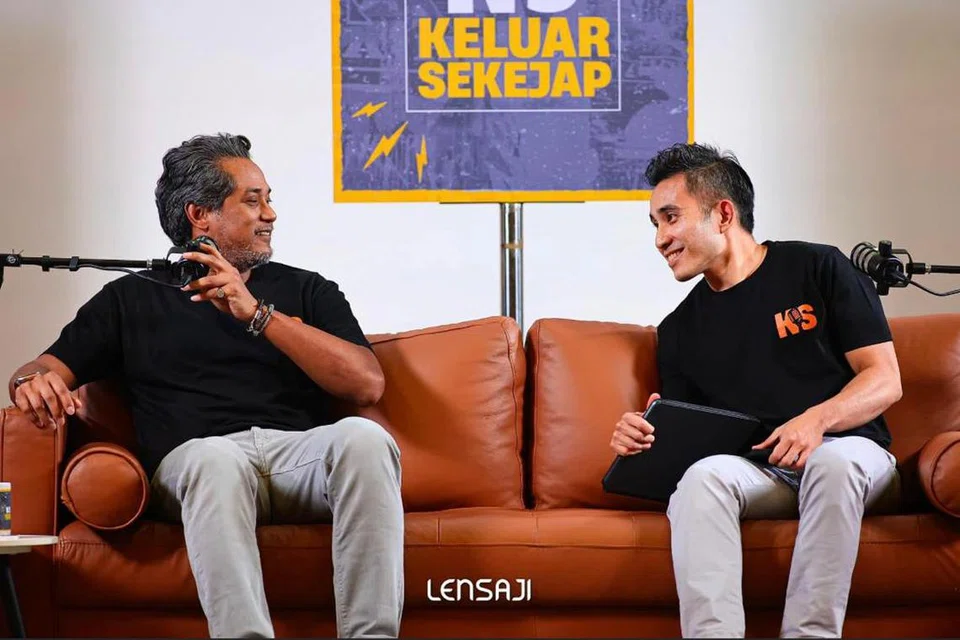 ULAS PILIHAN RAYA PRESIDEN: Encik Khairy Jamaluddin (kiri) dan rakan seangkatannya dalam politik, Encik Shahril Hamdan, mengulas mengenai Pilihan Raya Presiden Singapura yang akan berlangsung pada Jumaat. (Gambar sisipan, Encik Tharman Shanmugaratnam)