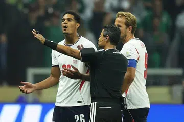 Pemain pertahanan England, Jarell Quansah (kiri), telah digantung dua perlawanan susulan kad merah yang diterimanya ketika menentang Mexico selepas melakukan terjahan tinggi ke atas Jesus Gallardo.