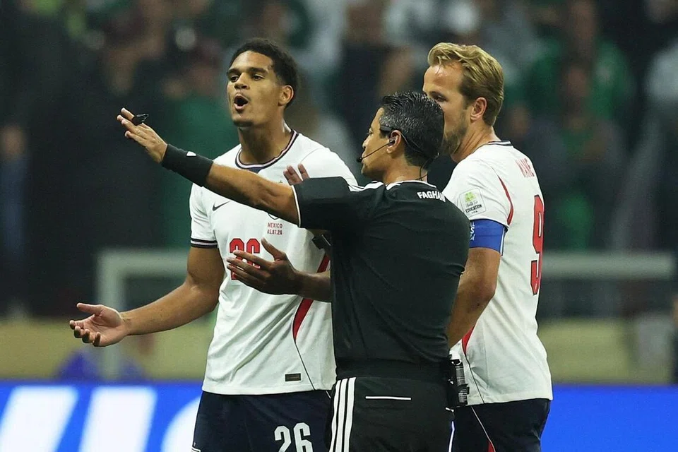 Pemain pertahanan England, Jarell Quansah (kiri), telah digantung dua perlawanan susulan kad merah yang diterimanya ketika menentang Mexico selepas melakukan terjahan tinggi ke atas Jesus Gallardo.