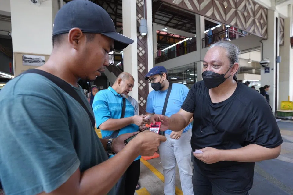 Ketua pemandu bagi laman geylangserai.shop, Encik Mohd Nizam (kanan), adalah antara empat pemandu yang akan melakukan perkhidmatan penghantaran. 