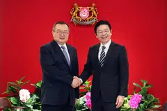 Timbalan Perdana Menteri, Encik Lawrence Wong (kanan), bertemu Menteri Jabatan Antarabangsa Parti Komunis China, Encik Liu Jianchao, yang sedang mengadakan lawatan ke Singapura pada 26 Mac.
