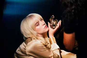 Billie Eilish membesar dengan sinestesia iaitu keadaan neurologi, yang mana kesan penerimaan derianya bercampur aduk, menjadikan pengalaman menghidu minyak wangi sebagai sesuatu yang unik dan luar biasa.
