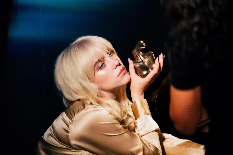 Billie Eilish membesar dengan sinestesia iaitu keadaan neurologi, yang mana kesan penerimaan derianya bercampur aduk, menjadikan pengalaman menghidu minyak wangi sebagai sesuatu yang unik dan luar biasa.