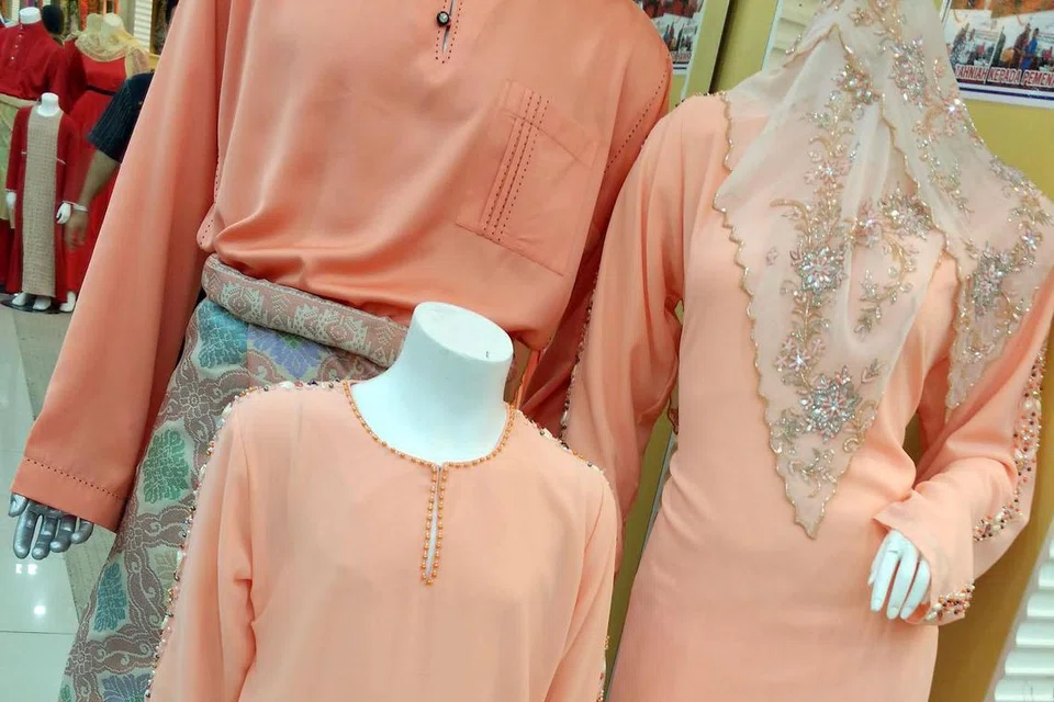 SEDONDON: Baju kurung untuk sekeluarga.