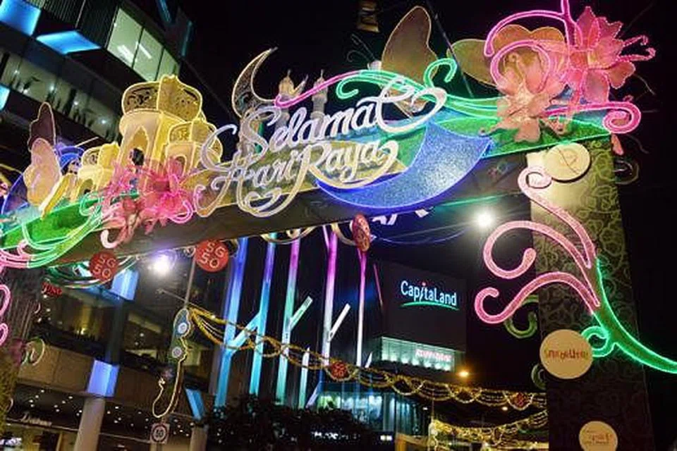 TAMPINES BERSERI: Sepanjang jalan di Tampines Central ini buat pertama kali disinari dengan lampu hiasan, menyemarakkan lagi suasana sepanjang Ramadan dan Hari Raya Aidilfitri. - Foto KHALID BABA