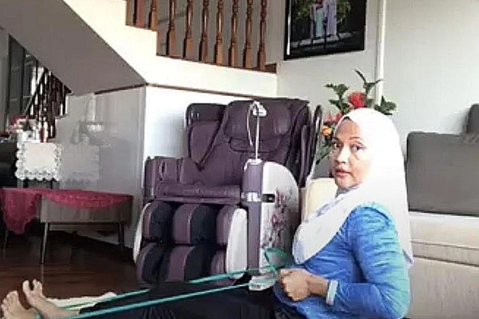 RANCANG BUKA KELAS AQUA: Selepas tempoh pemutus litar ini, Cik Haslinda, yang berpeluang mencuba baju renang serba canggih dan trendy Nike Victory Full-Coverage baru-baru ini, merancang melancarkan kelas aqua. Buat masa ini, beliau dan pasukan FitFabnya mengendalikan senaman dalam talian sempena Ramadan secara langsung melalui wadah Zoom (gambar atas). - Foto ihsan CIK HASLINDA ALI