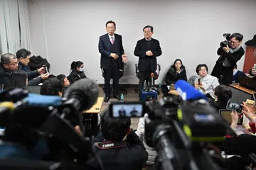 Seok Dong-hyeon (Kiri) dan Yoon Kab-keun (Kanan), peguam kepada Presiden Korea Selatan yang digantung tugas, Yoon Suk Yeol, dalam sidang media di Seoul pada 9 Januari 2025.