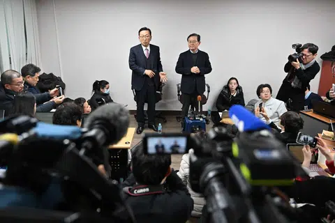 Seok Dong-hyeon (Kiri) dan Yoon Kab-keun (Kanan), peguam kepada Presiden Korea Selatan yang digantung tugas, Yoon Suk Yeol, dalam sidang media di Seoul pada 9 Januari 2025.