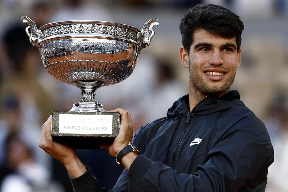 Pemain tenis terkemuka Sepanyol, Carlos Alcaraz, bergambar dengan piala kejuaraan selepas menewaskan pemain Jerman, Alexander Zverev, dalam perlawanan akhir Terbuka Perancis. 
