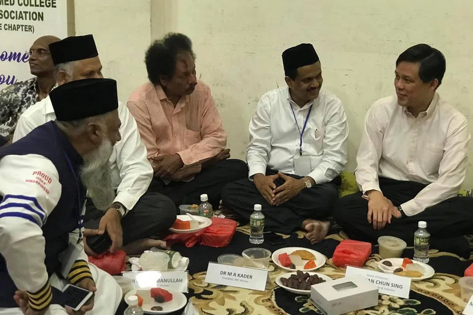 TUNGGU WAKTU BERBUKA: Menteri Perdagangan dan Perusahaan, Encik Chan Chun Sing (kanan), bersama beberapa wakil dari Masjid Bencoolen dan Persatuan Alumni Kolej Jamal Mohamed (JMCAA) beramah mesra sebelum menunggu waktu berbuka puasa di majlis yang dianjurkan kededua Masjid Bencoolen dan JMCAA Ahad lalu. - FACEBOOK CHAN CHUN SING