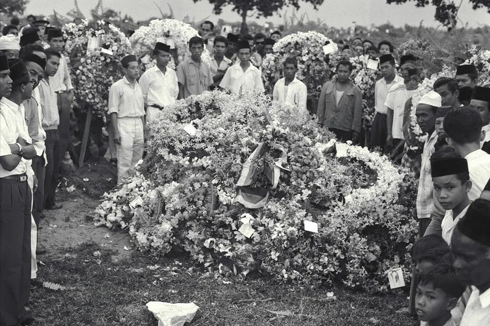 ORANG TERNAMA: Encik Ahmad Ibrahim, mantan Menteri Buruh yang meninggal dunia pada 21 Ogos 1962, merupakan antara mereka yang disemadikan di Tanah Perkuburan Islam Bidadari. Ribuan hadir bagi memberi penghormatan terakhir kepadanya.