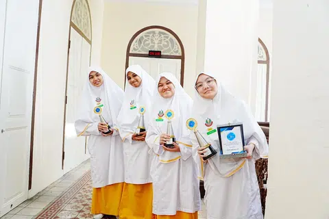 DITABAL JUARA: Para pelajar Madrasah Alsagoff Al-Arabiah, yang terdiri daripada (dari kiri) Maryam Kautsar Fadhlur Rahman, Haneen Hasmuraizah, Wereyka Nawfah Mas’udin dan Alisha Nuha Muhammad Iqbal, muncul sebagai johan bagi kategori bahasa Arab dalam Kejohanan Debat Antara Sekolah (IDC), yang diadakan di Universiti Islam Antarabangsa Malaysia (UIAM) pada 21 Julai.