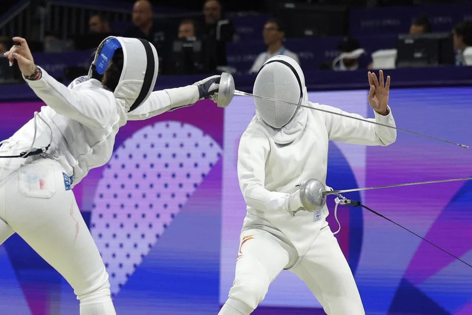 Maria Luisa Doig Calderon dari Peru (kiri) menghunus pedang ke arah Kiria Tikanah Abdul Rahman. Kiria memenangi perlawanan 15-14. 