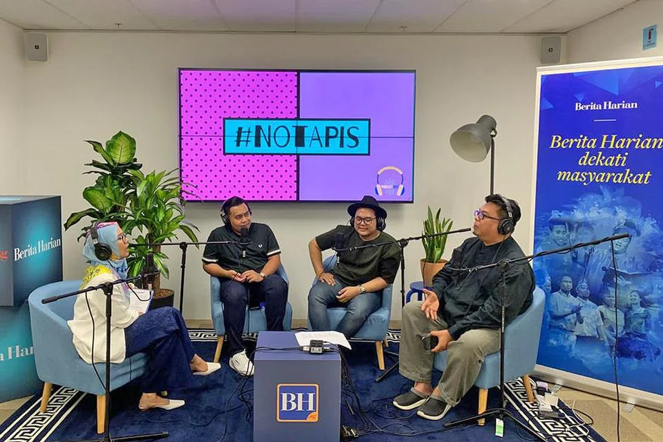 PERMINTAN MENARIK PENGANTIN: Dua pak andam (dua dari kiri) Encik Hafeez Jefri dan Encik Mohammad Hambali Kamari berkongsi antara salah tanggapan yang sering dikaitkan dengan kerjaya mereka. Bersama mereka ialah hos podcast #NoTapis, Cik Shahida Sarhid dan Suhaimi Yusof. - Foto BH oleh SITI AISYAH NORDIN