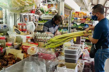 JADI TUMPUAN: Janur untuk membuat ketupat terus menjadi tumpuan sempena Hari Raya Aidilfitri. - Foto BH oleh NUR DIYANA TAHA