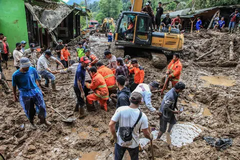 Pasukan penyelamat berjaya membawa keluar mayat mangsa tanah runtuh di kampung Semangat Gunung di Karo, Sumatera Utara, Indonesia, pada 25 November.