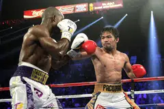 RINDU BERTARUNG: Gambar fail ini menunjukkan Pacquiao (kanan) bertemu Timothy Bradley Jr pada 9 April lalu sebelum Pacquiao mengumumkan persaraannya. - Foto AFP