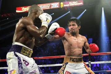 RINDU BERTARUNG: Gambar fail ini menunjukkan Pacquiao (kanan) bertemu Timothy Bradley Jr pada 9 April lalu sebelum Pacquiao mengumumkan persaraannya. - Foto AFP
