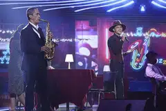 ANAK BAPAK: Megat Rahim (kanan) yang ditemani bapanya Razak Rahman di saksofon, berjaya mempertingkat persembahannya dengan memberi sentuhan jaz pada lagu Siti Nurhaliza, 'Aku Cinta Padamu'.