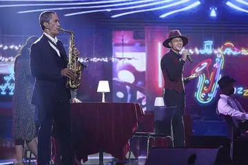 ANAK BAPAK: Megat Rahim (kanan) yang ditemani bapanya Razak Rahman di saksofon, berjaya mempertingkat persembahannya dengan memberi sentuhan jaz pada lagu Siti Nurhaliza, 'Aku Cinta Padamu'.