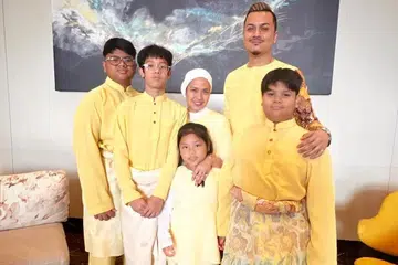 Datuk Fazley Yaakob (dua dari kanan) dan bekas isteri, Azrene Soraya Abdul Aziz (tiga dari kanan), masih lagi makan bersama anak-anak seperti dahulu meskipun sudah membawa haluan masing-masing.