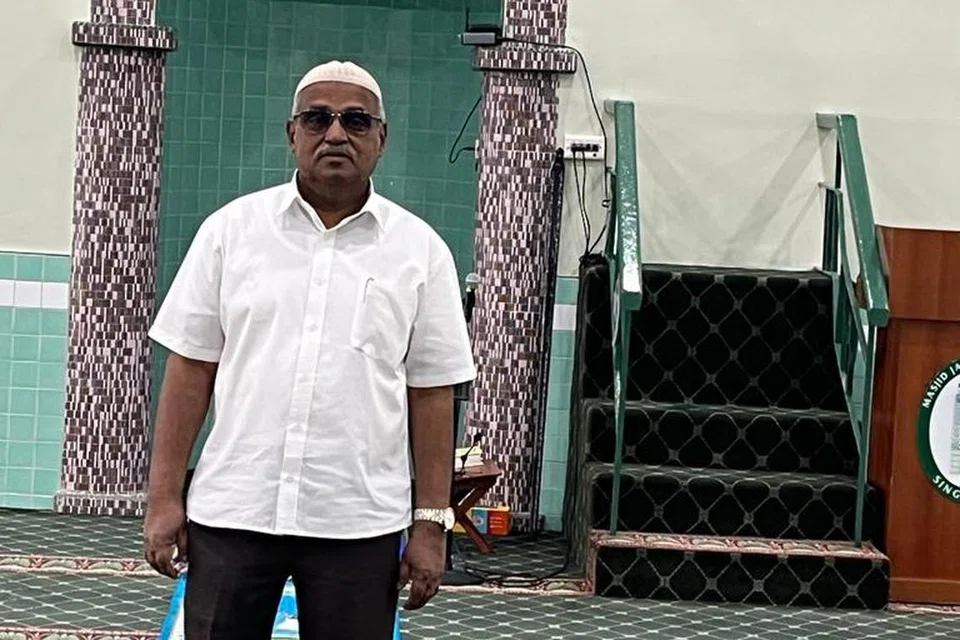 PEGANGAN HIDUP: Encik Haniffa Osman menganggap Masjid Jamae Chulia sebagai rumah keduanya dan tidak akan jemu membantu selagi termampu. 