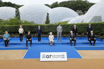 BERSIDANG: Ratu Elizabeth (tengah) bersama (duduk, dari kiri) Canselor Jerman Angela Merkel, Presiden Perancis Emmanuel Macron, Perdana Menteri Britain Boris Johnson dan Presiden Amerika Joe Biden serta (diri, dari kiri) Presiden Suruhanjaya Eropah Ursula von der Leyen, Perdana Menteri Jepun Yoshihide Suga, Perdana Menteri Canada Justin Trudeau, Perdana Menteri Italy Mario Draghi dan Presiden Majlis Eropah Charles Michel di tepi sidang puncak G-7 kelmarin. - Foto REUTERS