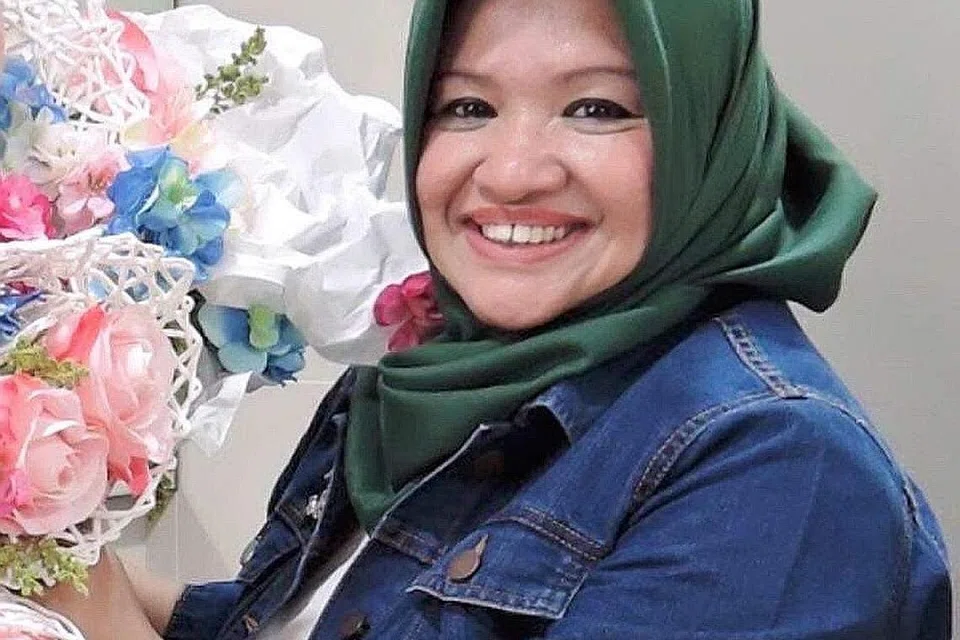 DAHAGAKAN PROGRAM BERWAWASAN: Penggubah bunga profesional, Cik Hamidah Abdul Karim, senangi wawancara bernas 'Akhir Kata' yang mengupas perjalanan seni ikon hiburan, Anita Sarawak di samping lagu dan acara seni penuh nilai kesantunan yang boleh dijadikan iktibar. - Foto ihsan HAMIDAH ABDUL KARIM