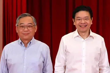 Perdana Menteri merangkap Menteri Kewangan, Encik Lawrence Wong (kanan), bersama Timbalan Perdana Menteri merangkap Menteri Perdagangan dan Perusahaan, Encik Gan Kim Yong (kiri).