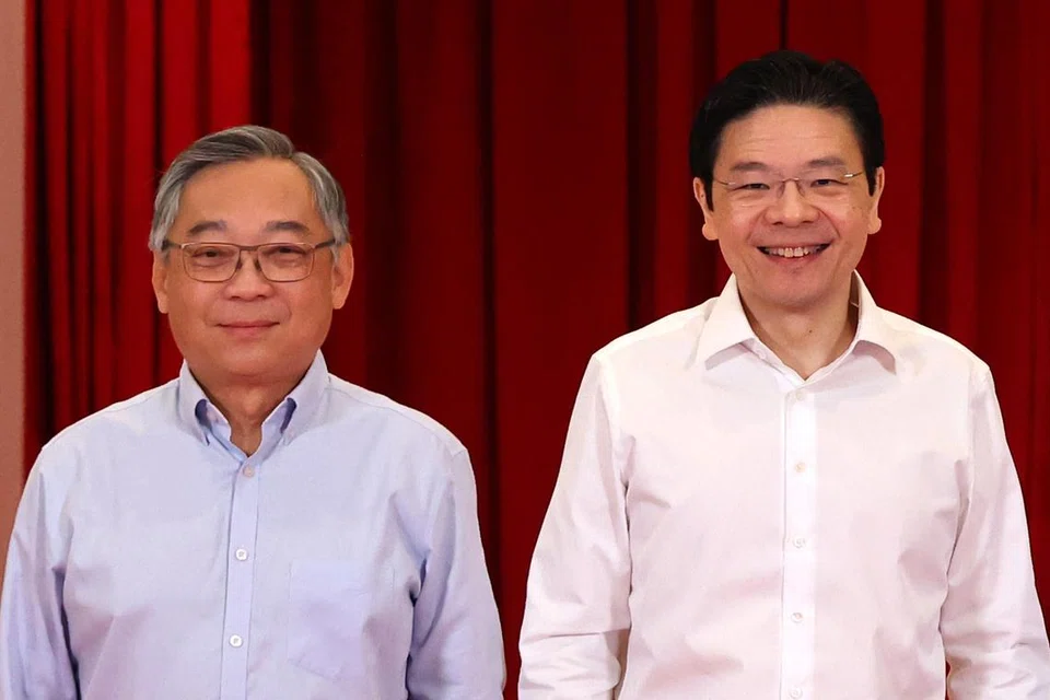 Perdana Menteri merangkap Menteri Kewangan, Encik Lawrence Wong (kanan), bersama Timbalan Perdana Menteri merangkap Menteri Perdagangan dan Perusahaan, Encik Gan Kim Yong (kiri).