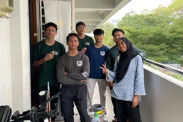 Encik 'Uqbah Abdul Rahman (kemeja kelabu) dan rakan-rakan sedang bersiap untuk membantu membersihkan rumah benefisiari Masjid Hj Mohd Salleh pada minggu lepas. - Foto ihsan 'UQBAH ABDUL RAHMAN