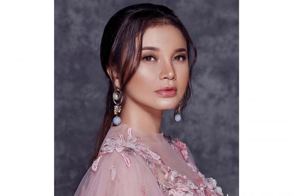 PERCUBAAN TIDAK 'MENJADI': Datuk Seri Rossa yang menyanyikan lagu Bollywood, Dhoom Machale, pada konsert ulang tahun ke-25 Indosiar, lengkap dengan busana Bollywood, dikecam warganet yang menyifatkan sebutannya tidak jelas dan tersilap lirik. - Foto KARINA YASMINE