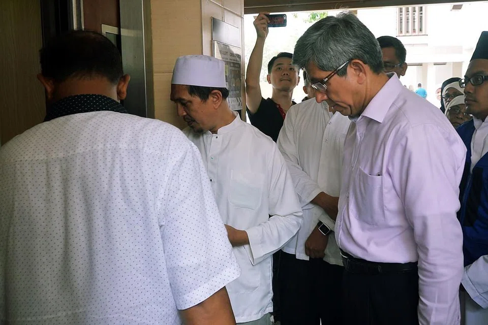 DATANG MELAWAT: Menteri Bertanggungjawab bagi Ehwal Masyarakat Islam, Dr Yaacob Ibrahim (gambar), dan Menteri Sekitaran dan Sumber Air, Encik Masagos Zulkifli Masagos Mohamad, semalam mengunjungi keluarga Allahyarham Nasrulhudin di Tampines. 