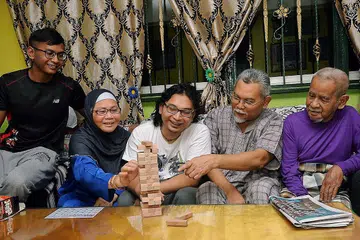 CERIAKAN HATI: Encik Mohamed Imanuddin Mohamed Salleh (tengah) gagahi kehidupan dengan sokongan (dari kiri) adiknya Encik Mohamed Kadri, ibu Hajah Saimah, bapa Haji Mohamed Salleh dan datuk Haji Hussin.