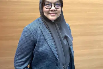 "Kita perlu belajar bertanyakan soalan atau berikan reaksi yang sesuai... jangan mudah menggelabah. Usah tambah kepada kebingungan mereka dengan ungkapan seperti 'masih lagi nak bunuh diri?' atau 'Tak fikir pasal mak bapak ke'. Sebaliknya, kita boleh bertanyakan tentang keperluan paling asas, contohnya 'sudah makan ke belum' dan berikan mereka masa untuk luahkan perasaan seterusnya... Di sini pakar seperti kaunselor memainkan peranan sebagai orang ketiga yang boleh menjadi perantara dan berlaku adil kepada kededua pihak." - Pengarah Pakar Psikoterapi Sistemik dan Konsultan Klinikal Hayaa' Network, Cik Maimunah Mosli.