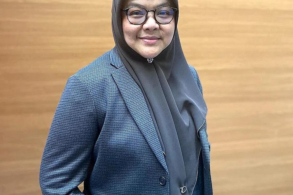 "Kita perlu belajar bertanyakan soalan atau berikan reaksi yang sesuai... jangan mudah menggelabah. Usah tambah kepada kebingungan mereka dengan ungkapan seperti 'masih lagi nak bunuh diri?' atau 'Tak fikir pasal mak bapak ke'. Sebaliknya, kita boleh bertanyakan tentang keperluan paling asas, contohnya 'sudah makan ke belum' dan berikan mereka masa untuk luahkan perasaan seterusnya... Di sini pakar seperti kaunselor memainkan peranan sebagai orang ketiga yang boleh menjadi perantara dan berlaku adil kepada kededua pihak." - Pengarah Pakar Psikoterapi Sistemik dan Konsultan Klinikal Hayaa' Network, Cik Maimunah Mosli.