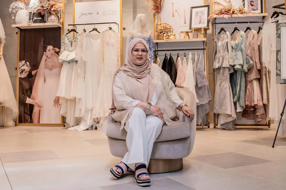 REKAAN MENAWAN: Jenama yang diasaskan Cik Fatimah Mohsin (atas) merupakan rekaan perkahwinan Melayu yang diketengahkan dalam pameran perkahwinan di Design Orchard. - Foto BM oleh NUR DIYANA TAHA