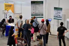 Pencari kerja mengunjungi pameran pekerjaan dan kemahiran anjuran M³. 