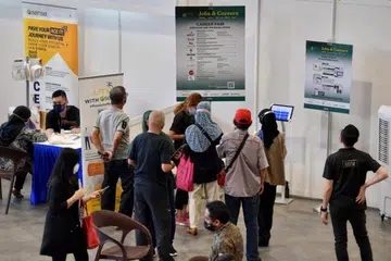 Pencari kerja mengunjungi pameran pekerjaan dan kemahiran anjuran M³. 