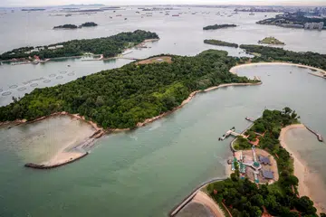 Pemandangan Pulau St John dan Pulau Lazarus  dan Pulau Kusu (kanan)
