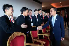 Menteri Besar Johor, Datuk Onn Hafiz Ghazi (kanan), bersalaman dengan pelajar yang menyertai Persidangan Pemimpin Pelajar Antarabangsa Johor di Johor Bahru, pada 22 April.