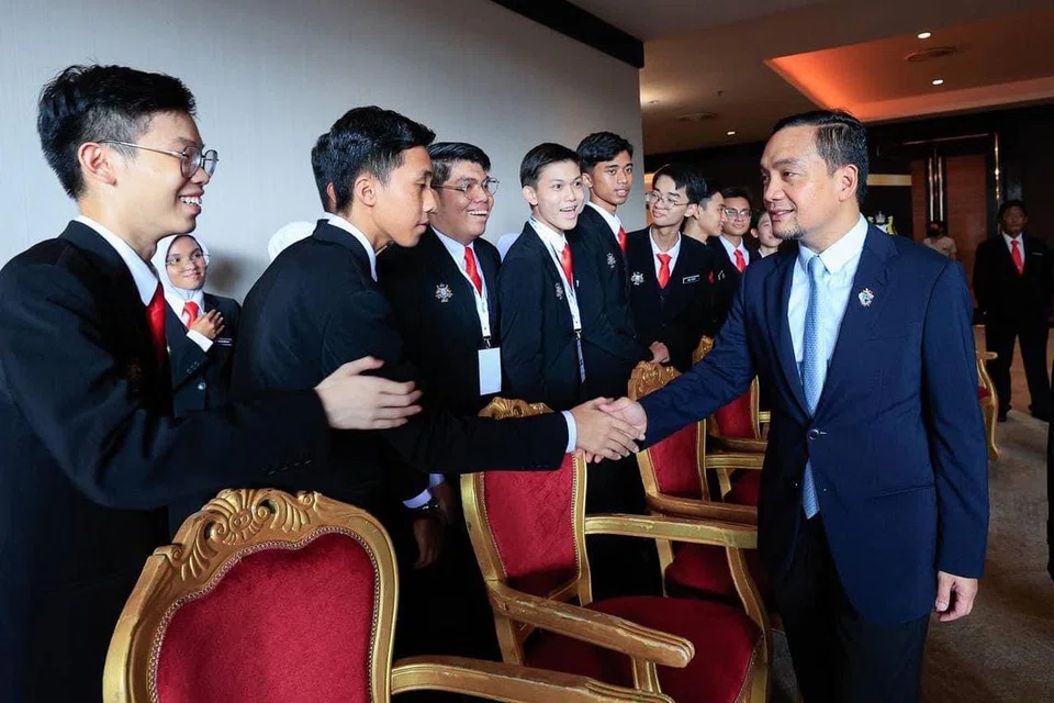 Menteri Besar Johor, Datuk Onn Hafiz Ghazi (kanan), bersalaman dengan pelajar yang menyertai Persidangan Pemimpin Pelajar Antarabangsa Johor di Johor Bahru, pada 22 April.