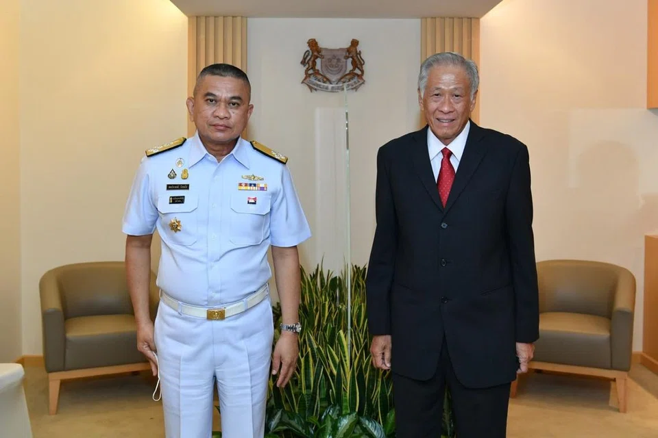 ADM Somprasong dan Dr Ng mengesahkan semula hubungan akrab Singapura dan Thailand dalam lawatan di ibu pejabat Mindef hari ini (8 Jun). - foto Mindef